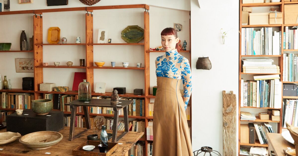 不思議な絵の骨董品 縄文土器から大竹伸朗まで……時代やジャンルを問わずオーナーのセンスが