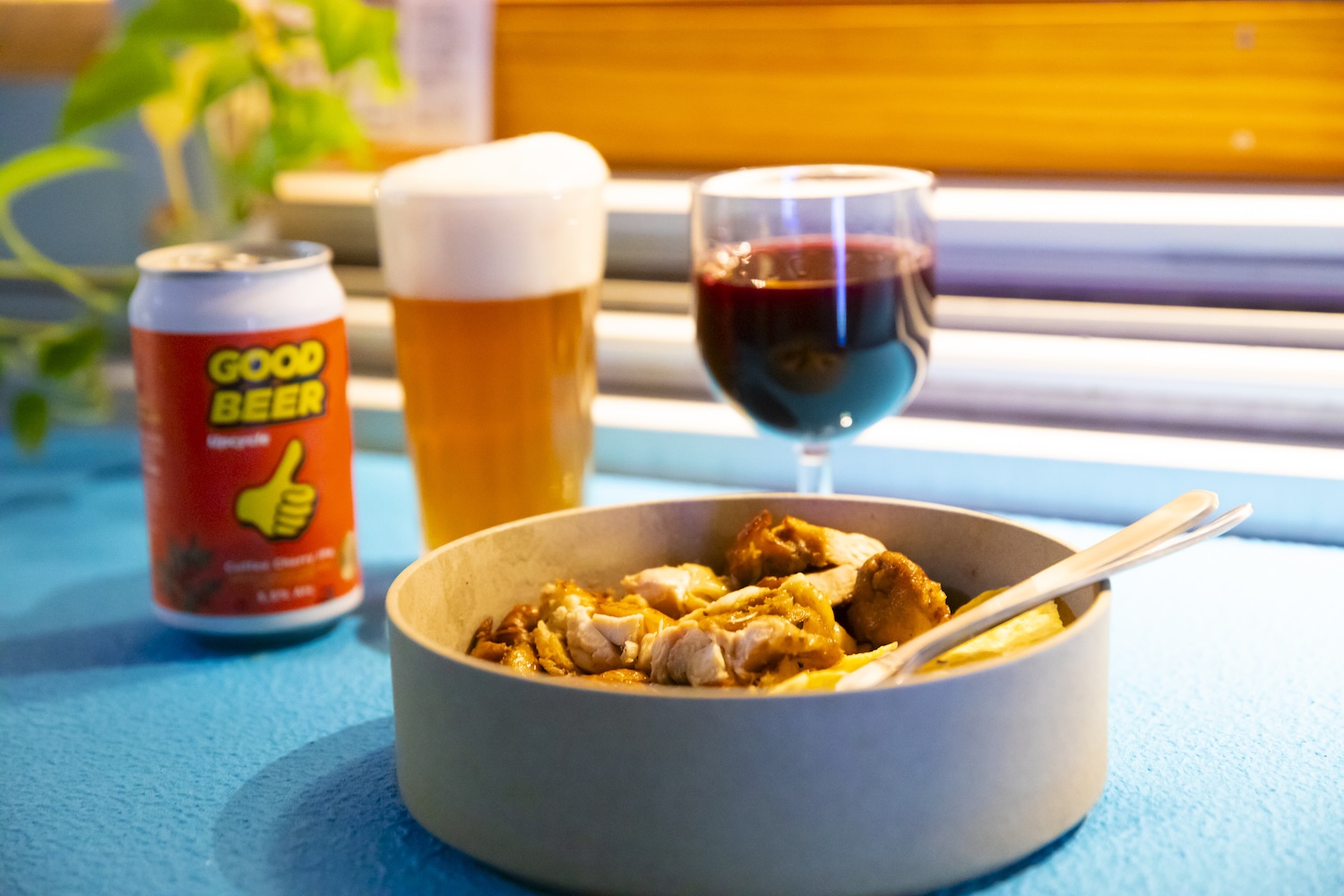 グリルチキン＆ナチョスチップスとナチュラルワイン、ビール