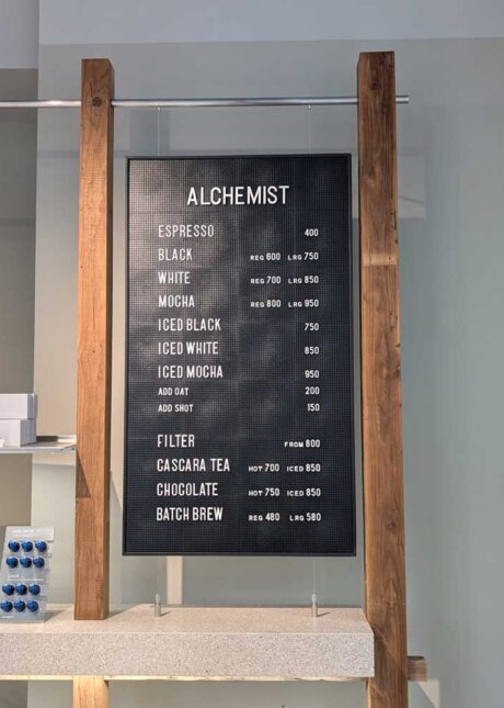 外国のカフェにいる気分になれるかも？「Alchemist Kyobashi」で味わうスペシャリティーコーヒー